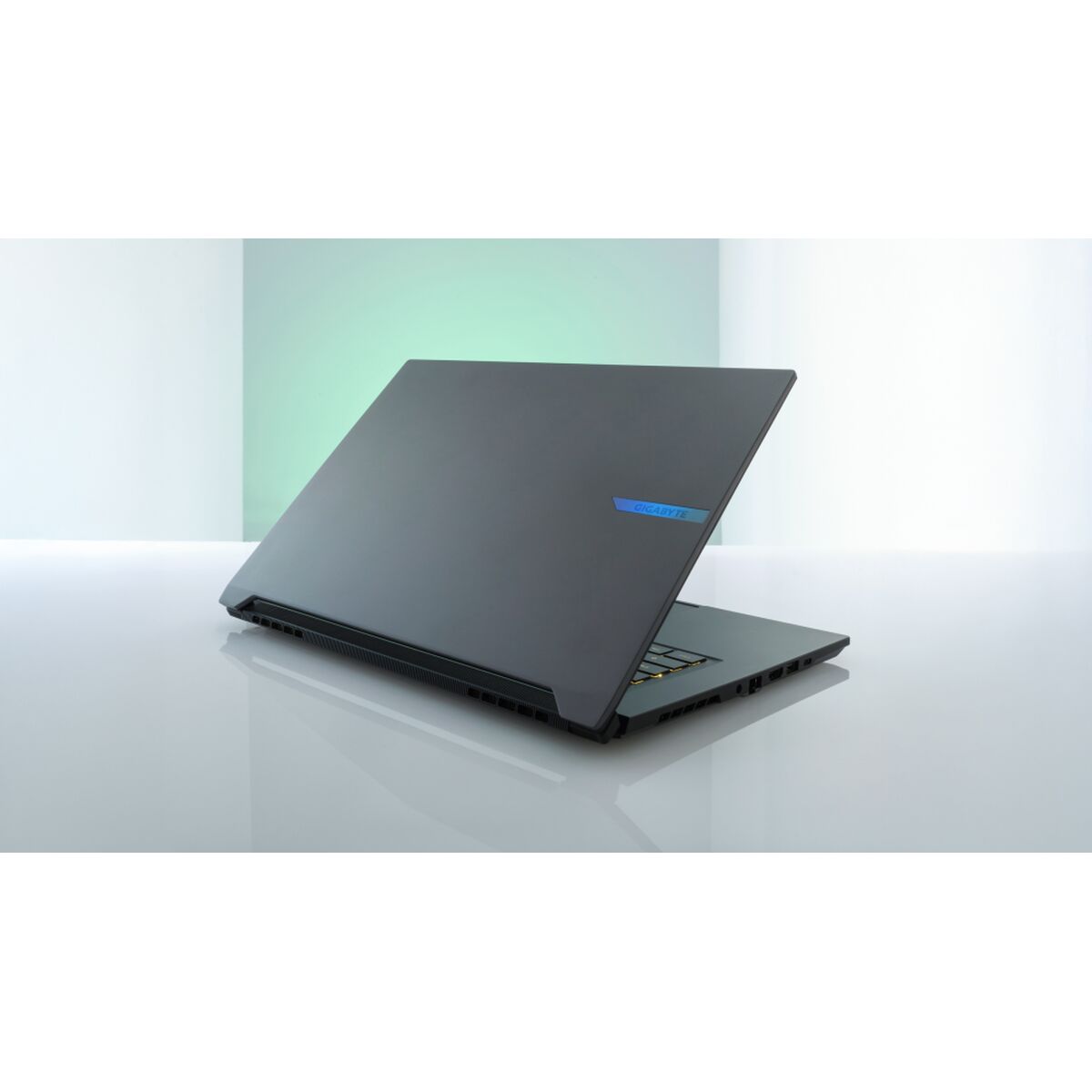 Laptop Gigabyte 9REG6AB6VH2DJKEES000 16" 16 GB RAM 1 TB SSD geforce rtx 5060-4